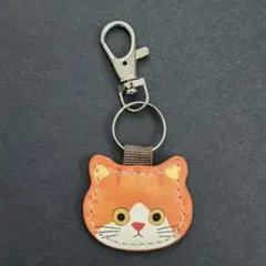 ハチワレ猫のキーホルダー 茶トラ 合皮 キーリング