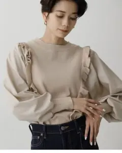 処分前価格‼️ AZUL ベージュ フリル付き トップス