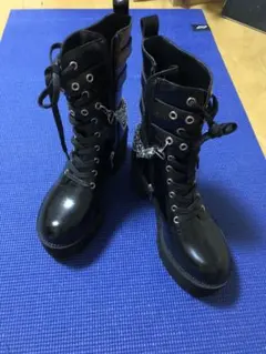 黒い厚底ミリタリーブーツ チェーン付き