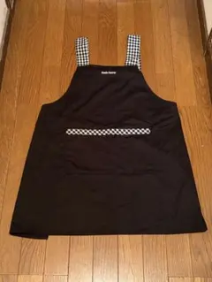 黒いサロペット型エプロン