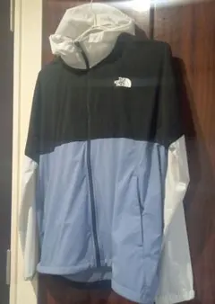 ノースフェイス　ウインドブレーカー　レディース