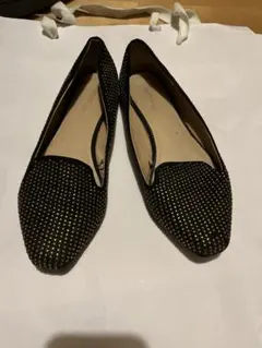 スタッズ付き黒フラットシューズ