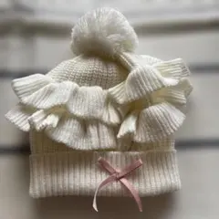 フリル付きアイボリーのニット帽