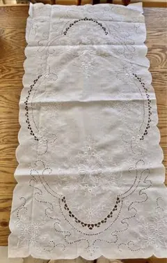 上品なホワイト刺繍／クラシカルな雰囲気が魅力