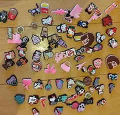 ディズニー　キティ クロックス　いろいろジビッツ　70個以上セットのサムネイル