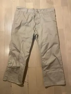 ベージュ チノパン