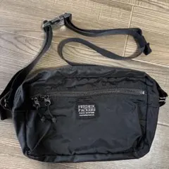 FREDRIK PACKERS ブラックショルダーバッグ