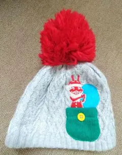 グレーのケーブル編みニット帽