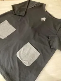 黒のTシャツ グレーのポケット付き