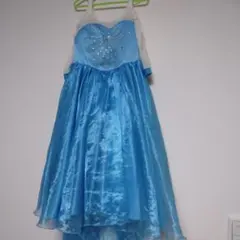 青いビジュー付きドレス