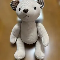 ベージュのクマ型ぬいぐるみ