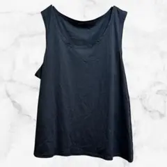 黒タンクトップ
