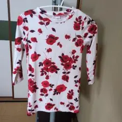 赤いバラ柄の長袖ワンピース