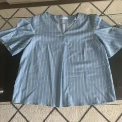 水色と白のストライプ Vネック半袖シャツ