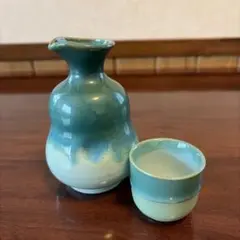 青緑の陶器製徳利とおちょこセット