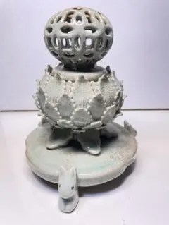 アンティーク珍品、陶器製 香炉 細かい細工の葉モチーフ ウサギアクセント