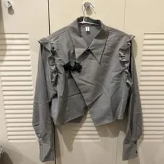 【2/8まで】フリル付きグレークロップドシャツ