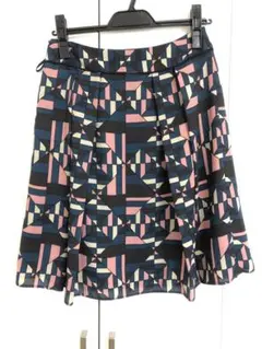 リフレクト幾何学柄　台形スカート