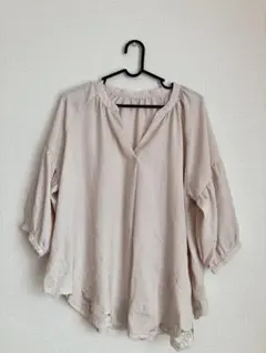 ベージュの刺繍入りバルーンスリーブシャツ