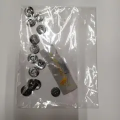 アクアスキュータムのボタンとタック