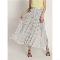 サテンプリーツスカート