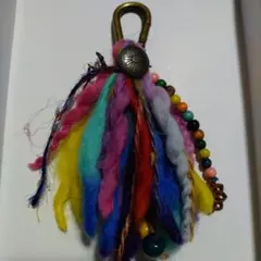 カラフルな毛糸の房チャーム