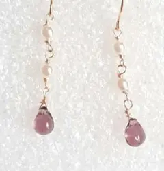 小さな小さなチェコドロップとホワイトパールのきれいめピアス　春ピアス