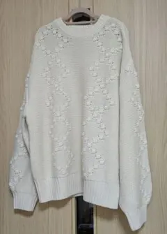 ホワイト 編み込み模様 長袖セーター