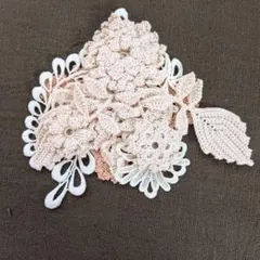 レース編みブローチ