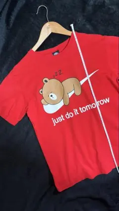 赤いクマのTシャツ「just do it tomorrow」