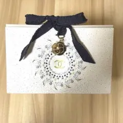 CHANEL ギフトボックスとカメリアチャームセット - メルカリ