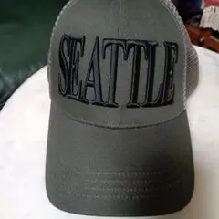 SEATTLE刺繍トラッカーキャップ オリーブ