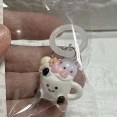 目印チャーム マグカップケーキ ピンク 苺 ミニチュア フェイクフード 樹脂粘土