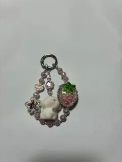 ウサギとイチゴのストラップ