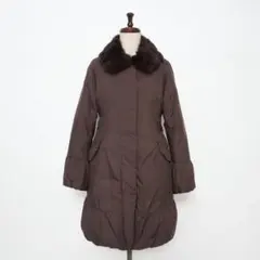 ストラ ファー襟付きダウンコート ウエストベルト付き 茶色 36*MD1312