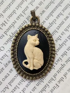 ヴィンテージカメオ　白猫　ブラック　ペンダントネックレス　新品未使用