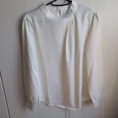 ホワイト長袖ブラウス スタンドカラー パールボタン付き