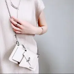 《美品》最終値下！！　匿名配送　スマホショルダー　ショルダーバッグ　レザー調