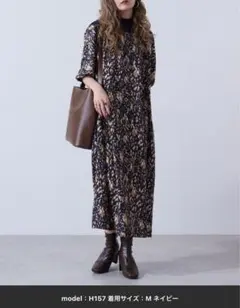 Abanicos シャーリングチュールアクセントプリントワンピース　L ネイビー