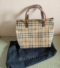 BURBERRYのチェック柄トートバッグ、保存袋付き。