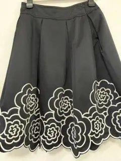 超美品Rene（ルネ）花柄刺繍 フレアスカート ブラックのサムネイル