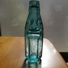 昭和レトロ　戦前エンボスラムネ瓶　おまけ付き　　　　レトロ缶ジュース　スプライト 昭和レトロ 戦前エンボスラムネ瓶 おまけ付き レトロ缶ジュース スプライト