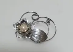 花とパール　シルバーカラーブローチ