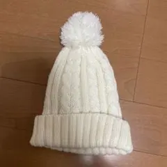 ホワイト ケーブル編み ニット帽 ポンポン付き