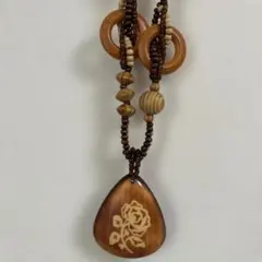 木製ローズモチーフネックレス
