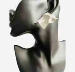 b166 波状デザインピアス