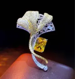 ゴールドフラワーモチーフ ブローチ　新品