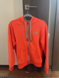 Under Armour オレンジ フード付きパーカー