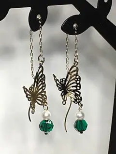 5.8 バタフライ アメリカンピアス(エメラルド)