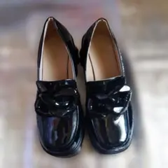 黒 エナメル リボン付きローファー